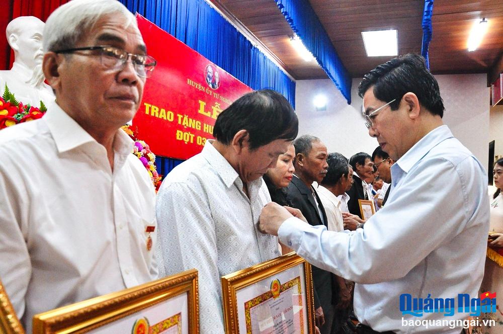 Chủ tịch UBND huyện Tư Nghĩa Nguyễn Đăng Vinh trao Huy hiệu 30 năm tuổi Đảng cho các đảng viên. 