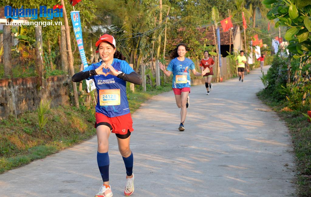 Sôi nổi Giải chạy marathon Bình Thuận vòng quanh bàu Cá Cái