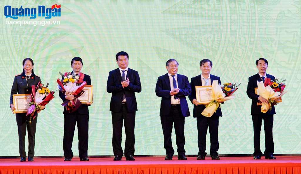 Khen thưởng 4 tập thể tiêu biểu trong hoạt động thông tin, tuyên truyền về công tác tổ chức xây dựng Đảng và triển khai hưởng ứng Giải báo chí về xây dựng Đảng tỉnh Quảng Ngãi lần thứ I - năm 2023. 