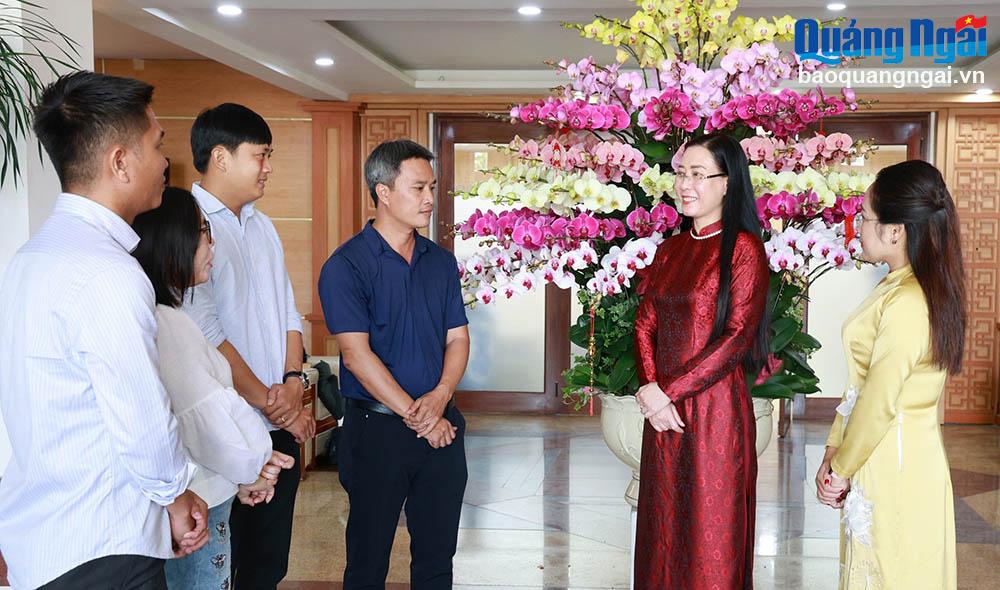 Ủy viên Trung ương Đảng, Bí thư Tỉnh ủy, Chủ tịch HĐND tỉnh Bùi Thị Quỳnh Vân trao đổi với phóng viên nhân dịp xuân Giáp Thìn 2024.
