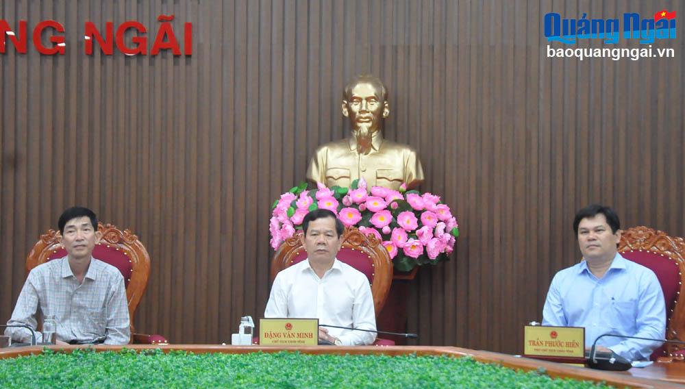 Chủ tịch UBD tỉnh Đặng Văn Minh - Trưởng Ban chỉ đạo CHCC và nâng cao chỉ số năng lực cạnh tranh tỉnh dự và chủ trì cuộc họp tại điểm cầu Quảng Ngãi.