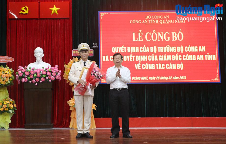 Chủ tịch UBND tỉnh Quảng Ngãi Đặng Văn Minh tặng hoa chúc mừng Đại tá Võ Văn Mai được bổ nhiệm Phó Giám đốc Công an tỉnh.
