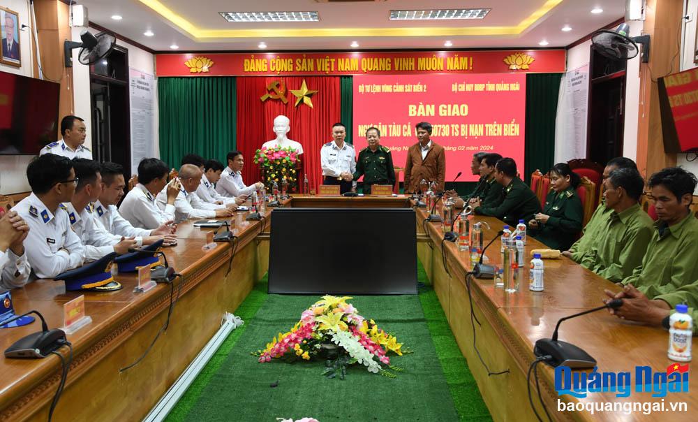Bộ Tư lệnh Vùng Cảnh sát biển 2 tổ chức bàn giao các ngư dân bị nạn cho Bộ đội biên phòng  tỉnh và chính quyền xã Bình Hải.