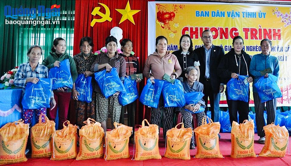 Phó Trưởng ban Thường trực ban Dân vận Tỉnh ủy Hà Thị Anh Thư và đại diện doanh nghiệp tặng quà Tết cho người dân xã Tịnh Khê. 