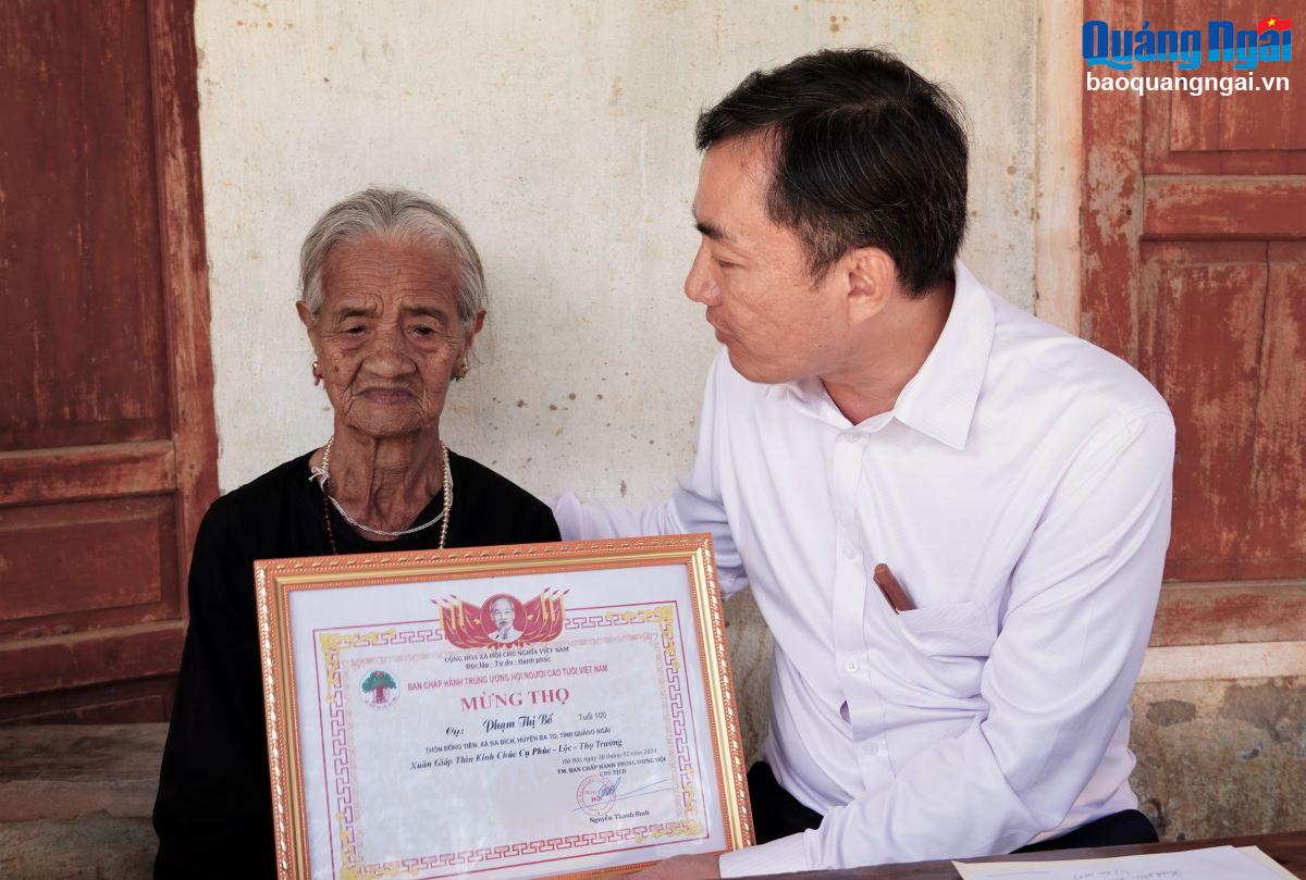 Lãnh đạo Sở LĐ-TB&XH trao quà và chúc thọ cụ Phạm Thị Bố tròn 100 tuổi ở xã Ba Bích (Ba Tơ).