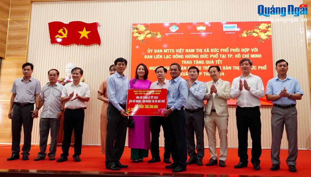 Ban liên lạc Hội đồng hương Đức Phổ tại TP.Hồ Chí Minh trao bảng tượng trưng số tiền ủng hộ chăm lo Tết cho người nghèo năm 2024 cho Ủy ban MTTQ Việt Nam TX.Đức Phổ.