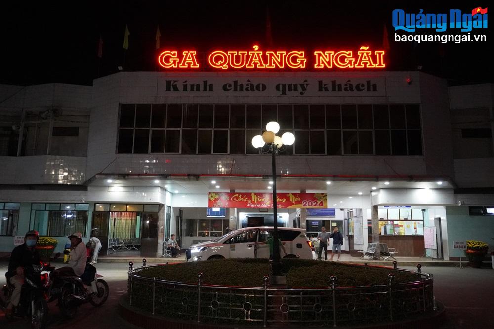 Đến đêm 30 Tết, sân ga Quảng Ngãi dường như kém phần nhộn nhịp, tấp nập hơn những ngày trước đó.

