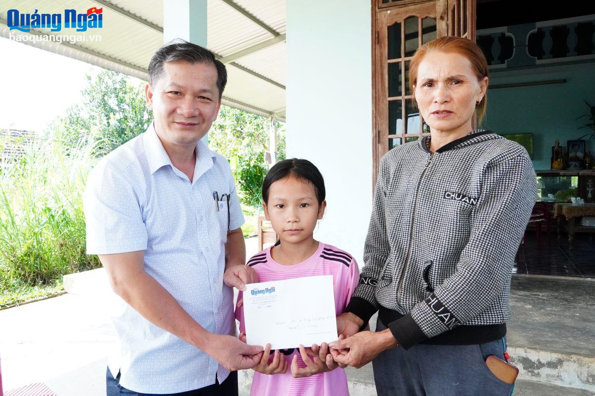 Tổng Biên tập Báo Quảng Ngãi Nguyễn Phú Đức trao hỗ trợ cho bà cháu em Đỗ Thị Vy