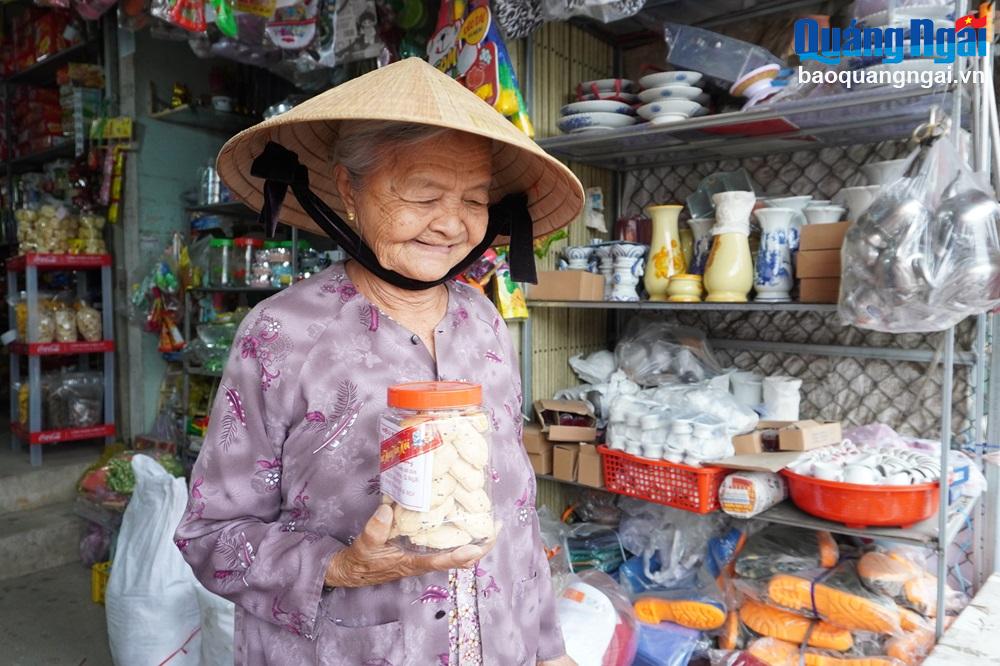 Bà Nguyễn Thị Mỹ (79 tuổi), ở thôn Ngọc Thạch, xã Tịnh An đến chợ chỉ để mua 2 hộp bánh mì xốp về cúng giao thừa. 

