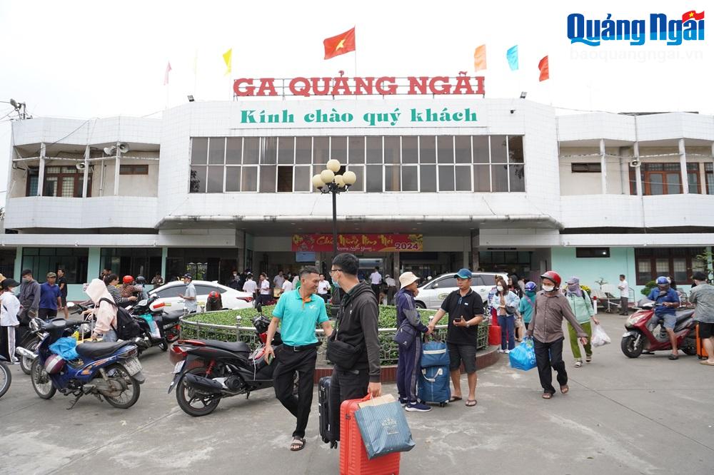 Trưa 30 Tết, tại sân ga Quảng Ngãi vẫn còn rất đông người dân cùng với gia đình lên xuống những chuyến tàu.

