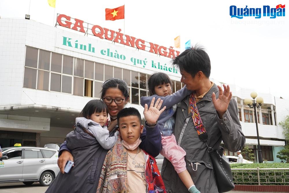 Chị Nguyễn Thị Trúc Mai (36 tuổi), ngụ phường Nghĩa Lộ, (TP.Quảng Ngãi) lấy chồng và sinh sống tại Hậu Giang. Sau 2 năm, chị Mai cùng gia đình nhỏ mới trở về quê ăn Tết tại quê nhà.

