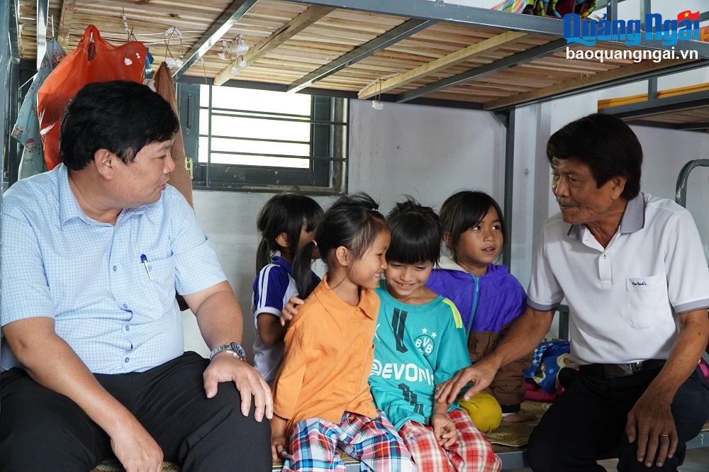 Đại diện lãnh đạo tình và các đơn vị tài trợ thăm công trình nhà lưu trú và động viên các em học sinh Trường Phổ thông Dân tộc bán trú Tiểu học và THCS Trà Hiệp (Trà Bồng).
