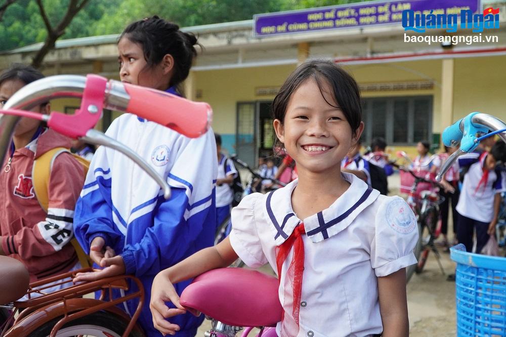 Em Hồ Thị Mỹ Tuệ, học sinh lớp 4B Trường Phổ thông Dân tộc bán trú Tiểu học và THCS Trà Hiệp (Trà Bồng) vui mừng khi nhận được xe đạp mới.

