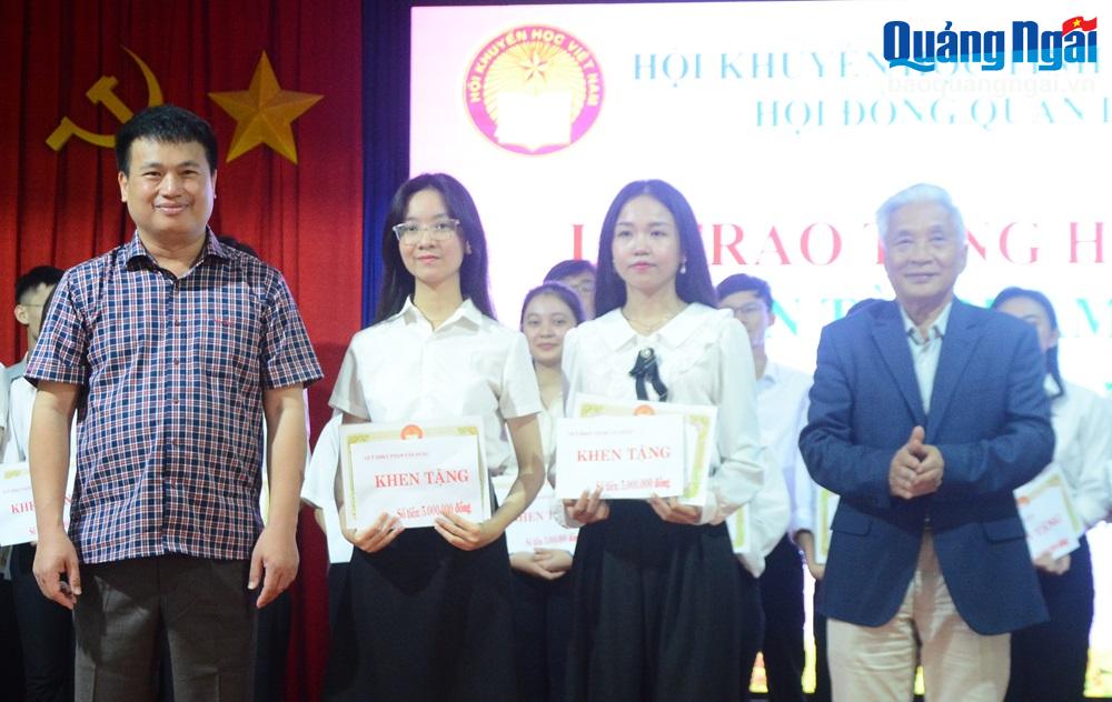 Trao Học bổng Khuyến tài Phạm Văn Đồng cho 261 sinh viên