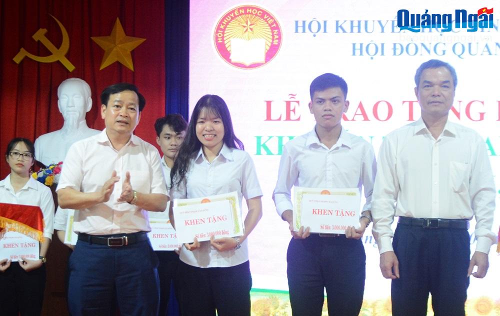 Phó Chủ tịch Thường trực HĐND tỉnh Nguyễn Cao Phúc và Trưởng ban Tuyên giáo Tỉnh ủy Đặng Ngọc Dũng trao học bổng cho sinh viên giỏi.

