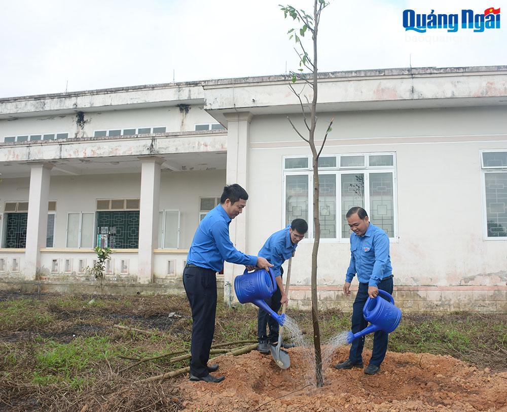 Lãnh đạo Tỉnh đoàn tham gia trồng cây xanh.