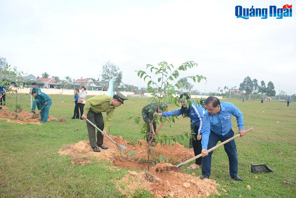 Các đoàn viên thanh niên huyện Nghĩa Hành ra quân trồng cây xanh.