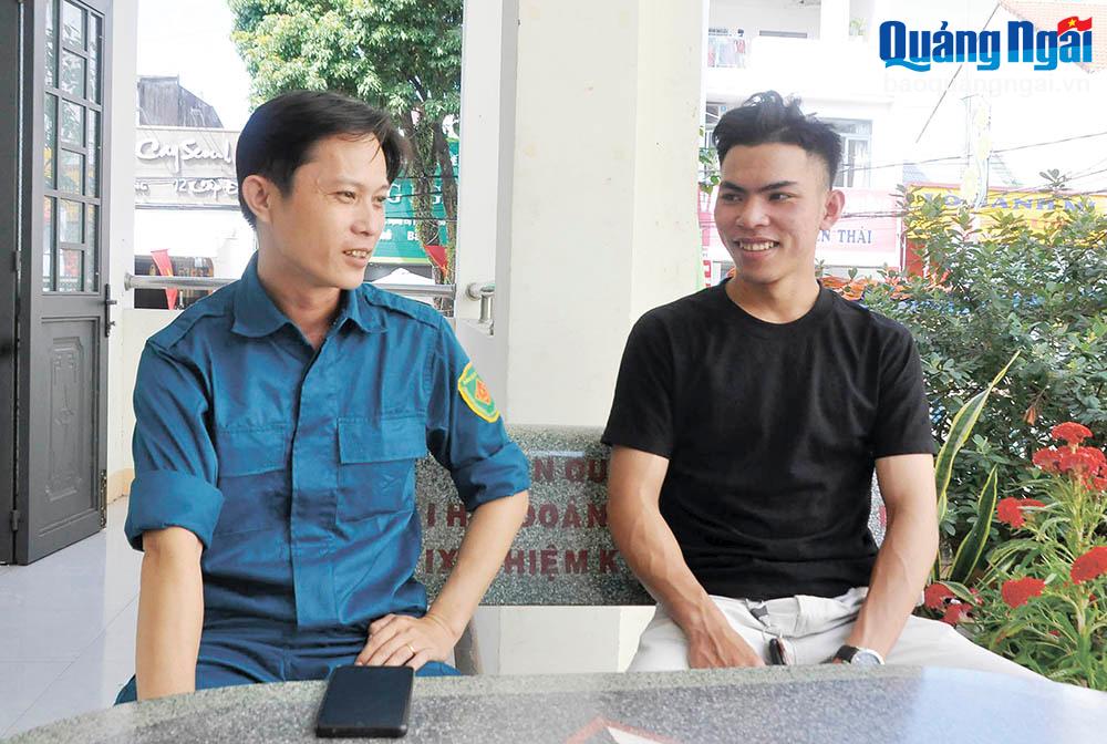 Cán bộ Ban CHQS phường Chánh Lộ (TP.Quảng Ngãi) thăm hỏi, động viên Trương Quang Bình trước ngày nhập ngũ.
ẢNH: XUÂN THIÊN 
