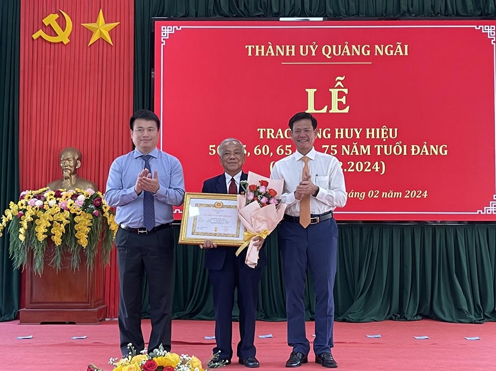 Thành ủy Quảng Ngãi trao Huy hiệu Đảng cho 88 đảng viên