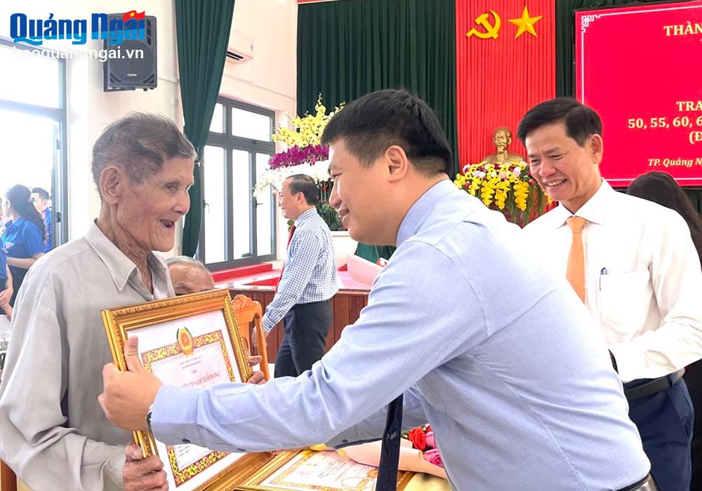     Phó Bí thư Thường trực Tỉnh ủy,Trưởng đoàn ĐBQH tỉnh Đặng Ngọc Huy trao huy hiệu 75 năm tuổi Đảng cho ông Nguyễn Hồng Tâm.

