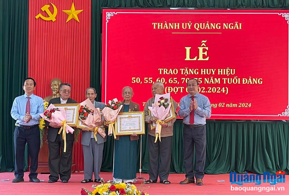Trao Huy hiệu 65 tuổi Đảng cho các đảng viên