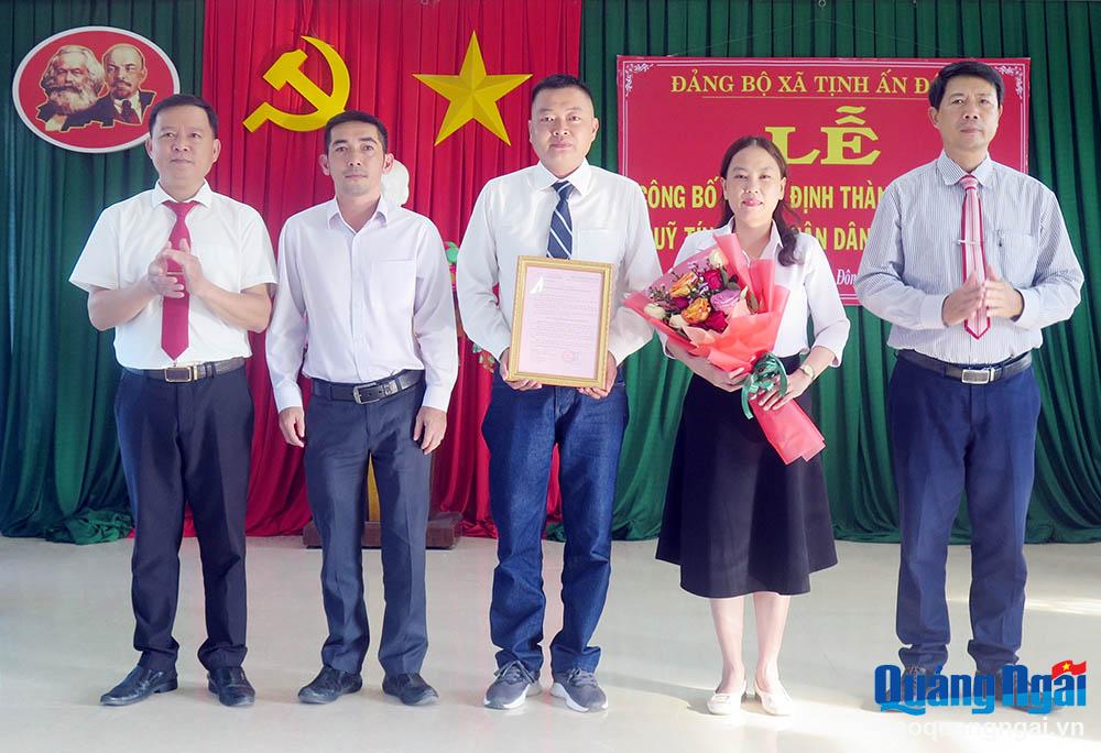 Công bố thành lập Chi bộ Quỹ Tín dụng nhân dân Phương Đông trực thuộc Đảng bộ xã Tịnh Ấn Đông (TP.Quảng Ngãi).