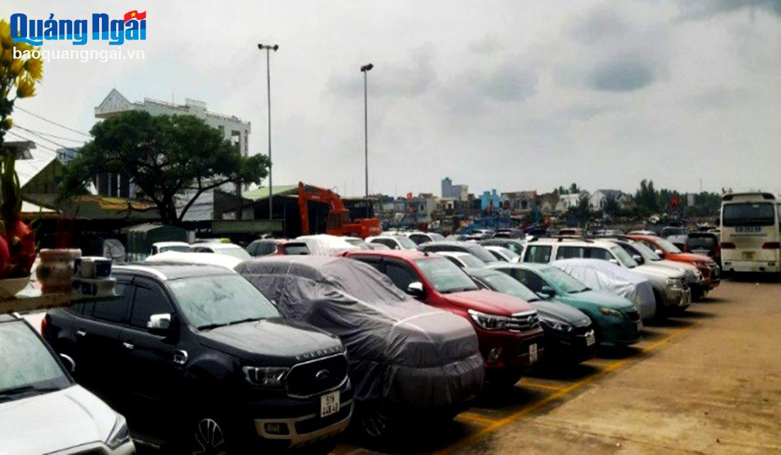 Bãi đỗ ô tô trong khu vực cảng Sa Kỳ chỉ đáp ứng cho khoảng 100 xe ô tô từ 9 chỗ trở xuống.