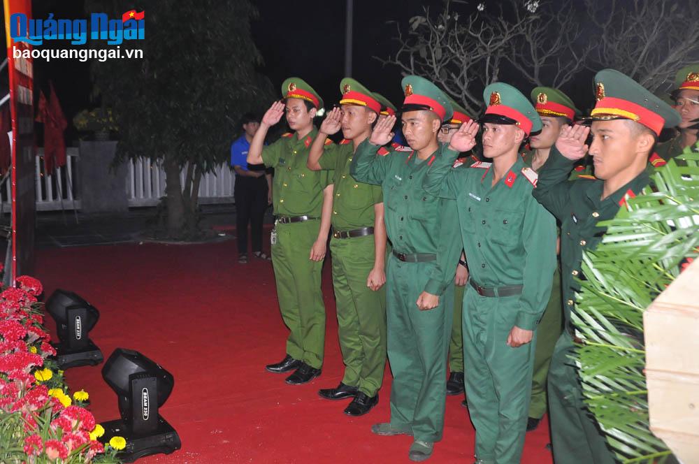 Đoàn viên lực lượng vũ trang tưởng niệm các anh hùng liệt sĩ.