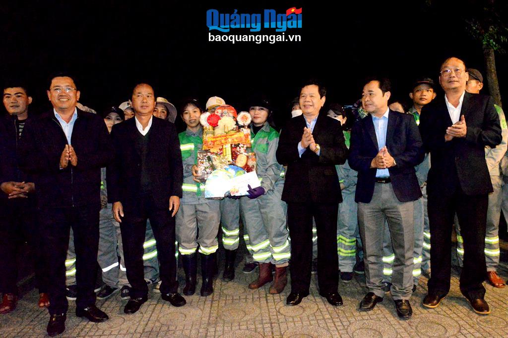 Chủ tịch UBND tỉnh Đặng Văn Minh trao quà của UBND tỉnh cho tập thể Công ty CP Môi trường Đô thị Quảng Ngãi.