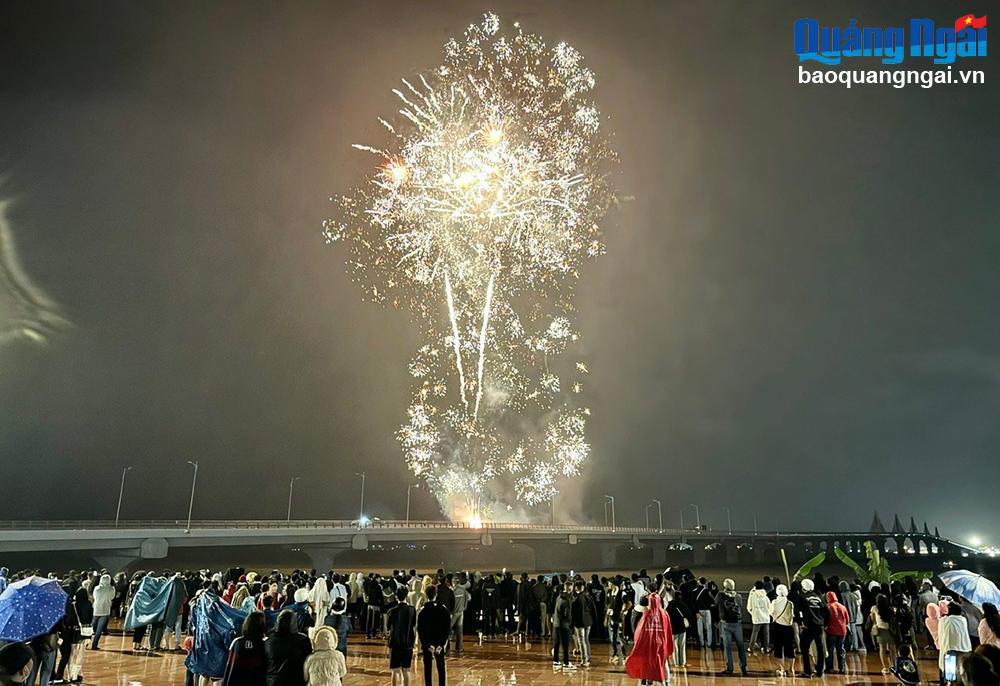 Màn bắn pháo hoa chào năm mới được rất nhiều người dân đón xem.