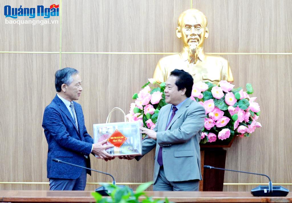 Phó Chủ tịch UBND tỉnh Võ Phiên trao quà lưu niệm cho Chủ tịch Hội đồng quản trị, Giám đốc Ngân hàng tỉnh Oita Goto Tomiichiro.