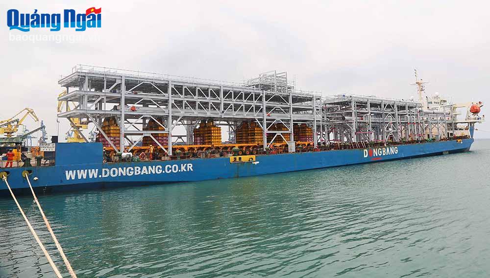 Cảng nước sâu Dung Quất là lợi thế lớn của tỉnh trong thu hút đầu tư. Trong ảnh: Hoạt động xuất khẩu sản phẩm của Doosan Vina.