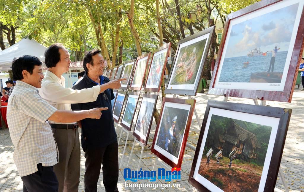Có hơn 100 bức ảnh về cảnh đẹp, con người và văn hóa Quảng Ngãi được trưng bày tại Chương trình Ngày thơ Việt Nam lần thứ 22.