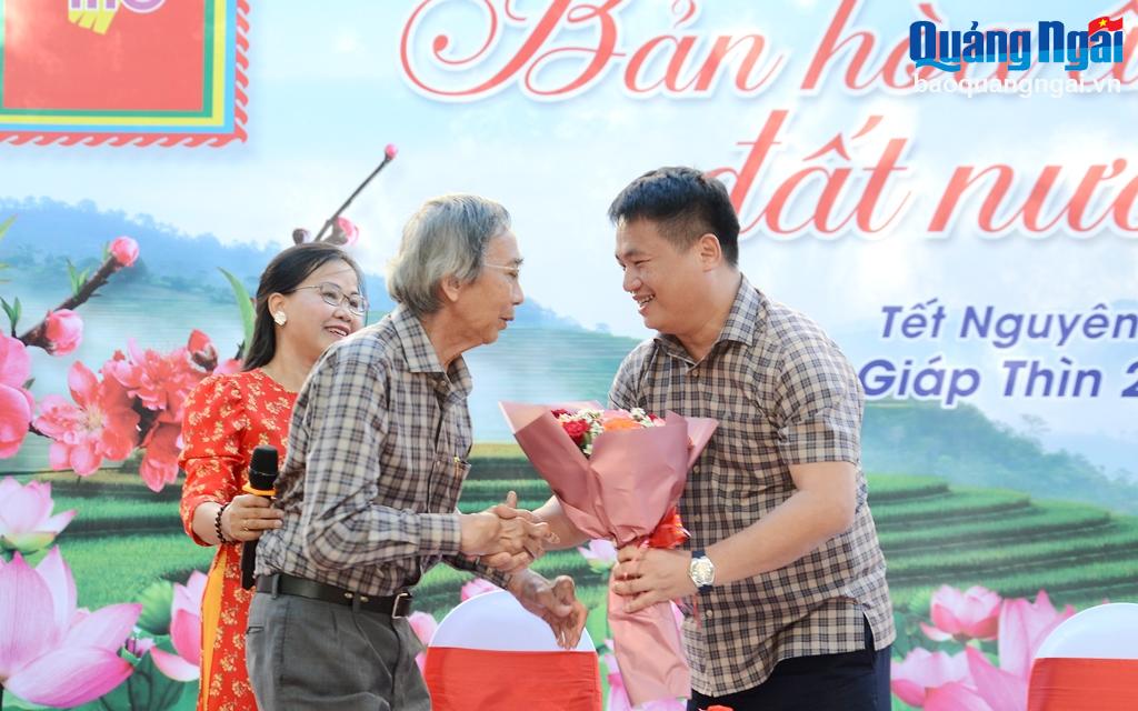 Phó Bí thư Thường trực Tỉnh ủy, Trưởng đoàn ĐBQH tỉnh Đặng Ngọc Huy tặng hoa cho nhà thơ Thanh Thảo.