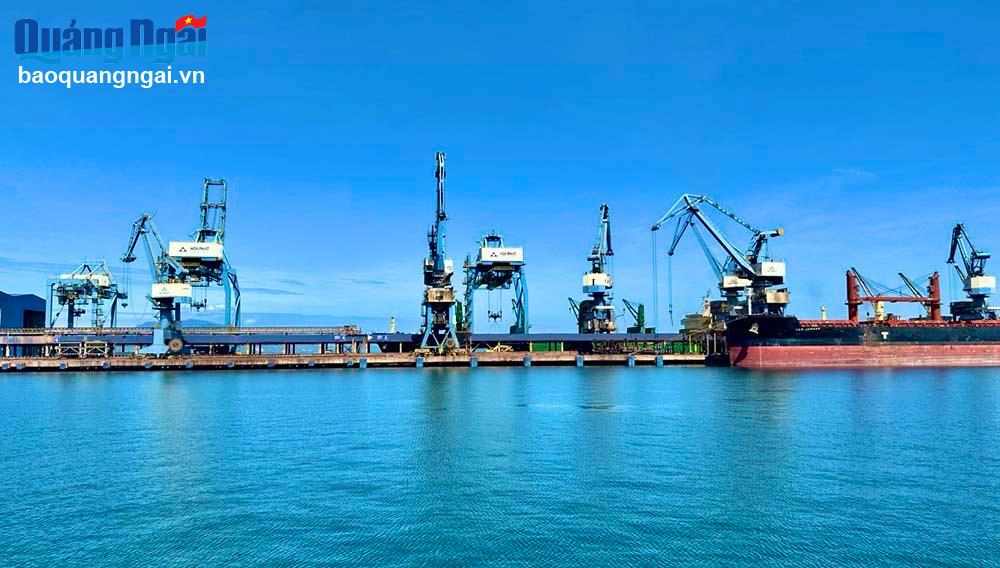 Tàu vào cảng tổng hợp container Hoà Phát Dung Quất để tiếp nhận hàng hóa.