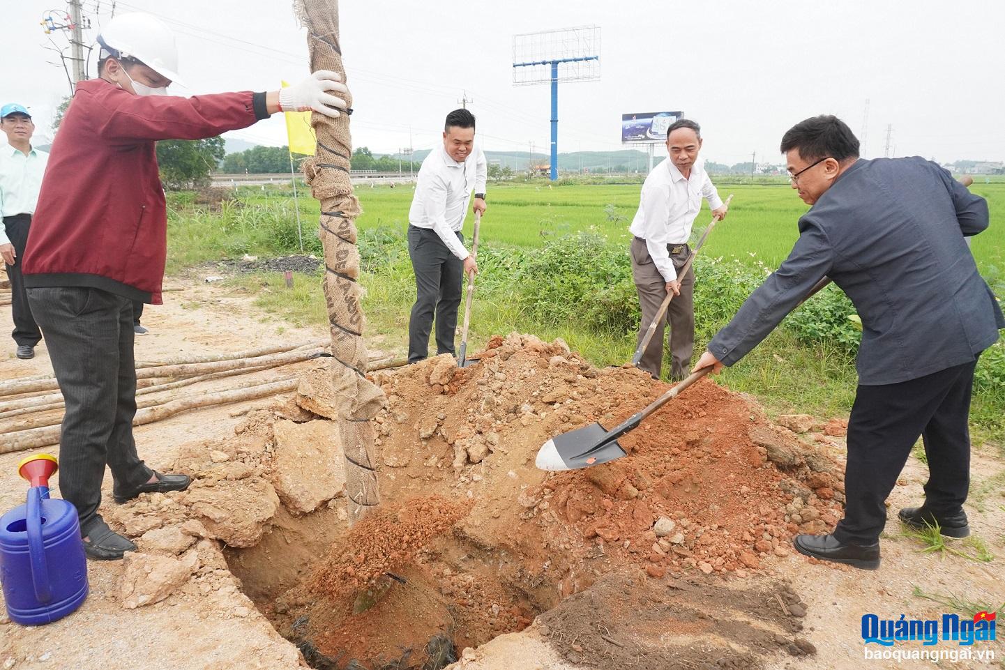 Đại diện lãnh đạo các doanh nghiệp hoạt động trong KKT Dung Quất và các KCN Quảng Ngãi trồng cây tại đoạn đầu tuyến đường Trì Bình – Cảng Dung Quất, giáp với Quốc lộ 1, xã Bình Chánh (Bình Sơn). 