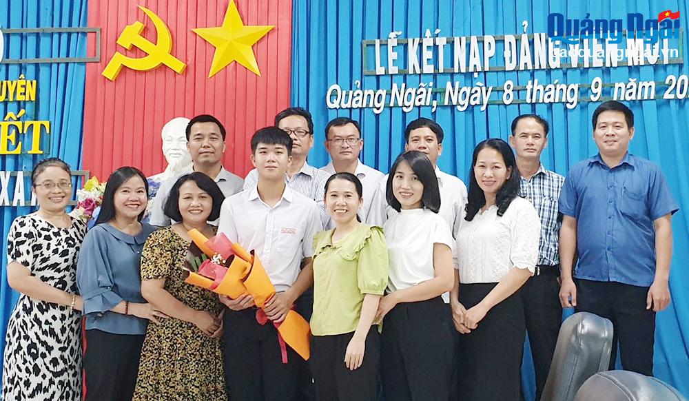 Đảng bộ Trường THPT Chuyên Lê Khiết chúc mừng đảng viên vừa được kết nạp.
