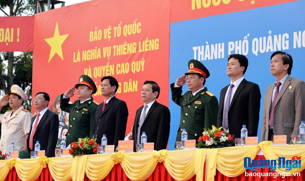 Các đại biểu dự lễ giao, nhận quân tại TP.Quảng Ngãi.