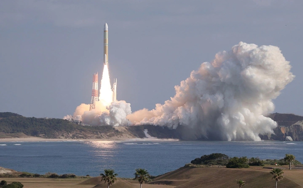 Tên lửa H3 rời bệ phóng tại Trung tâm vũ trụ Tanegashima ở Kagoshima, tây nam Nhật Bản sáng 17/2 - Ảnh: AFP