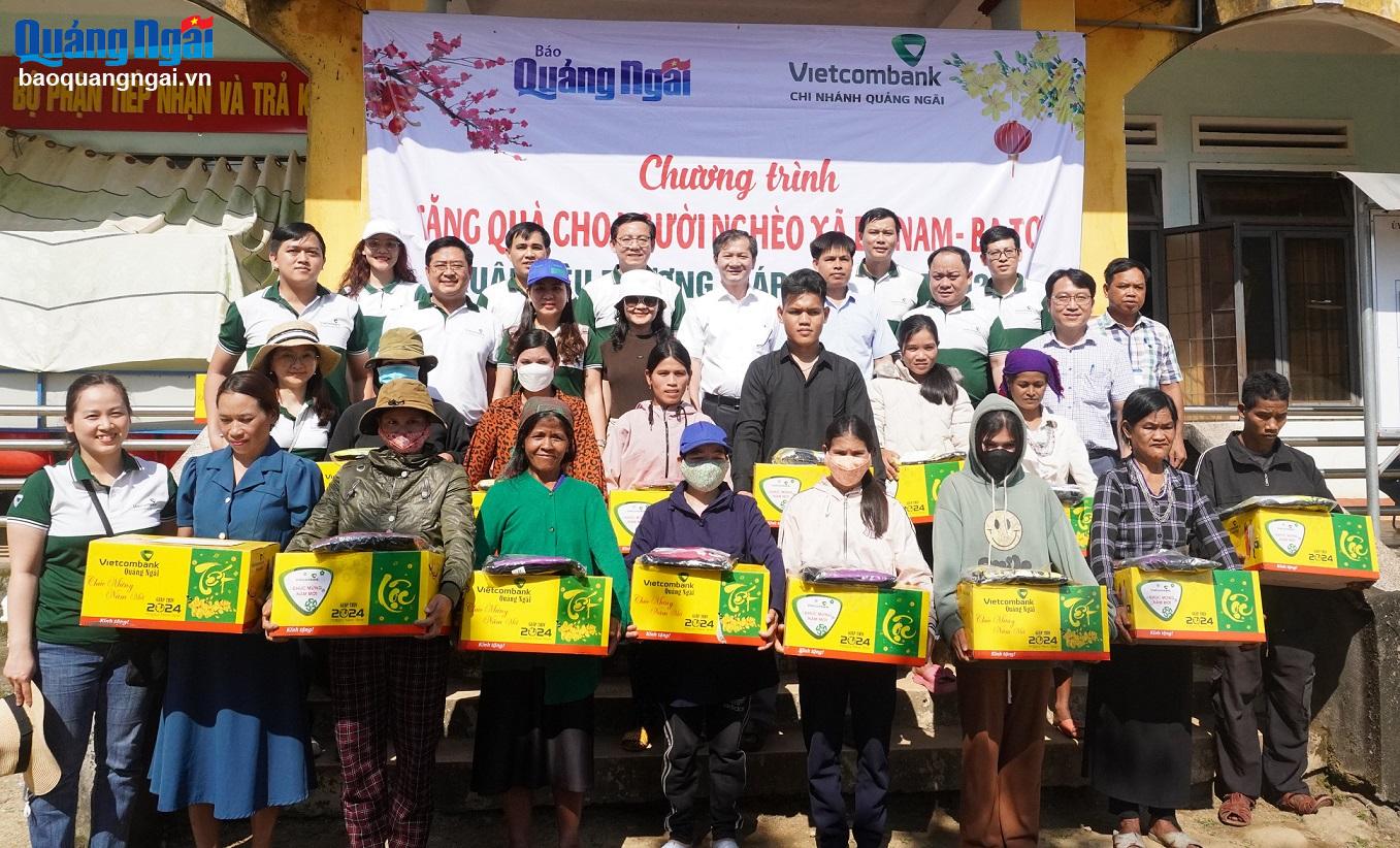 Báo Quảng Ngãi và Vietcombank Quảng Ngãi tặng quà Tết cho người nghèo xã Ba Nam