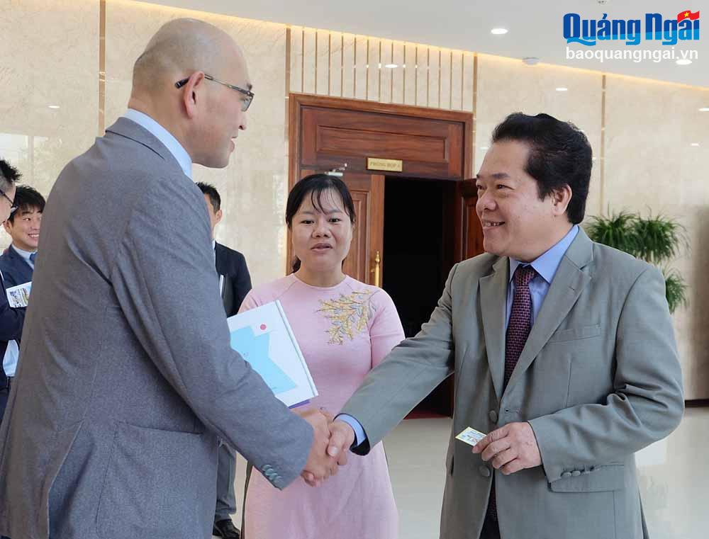 Phó Chủ tịch UBND tỉnh Võ Phiên trao đổi với thành viên của Đoàn công tác Ngân hàng tỉnh Oita (Nhật Bản) trong chuyến thăm, làm việc tại Quảng Ngãi vào tháng 2/2024.
