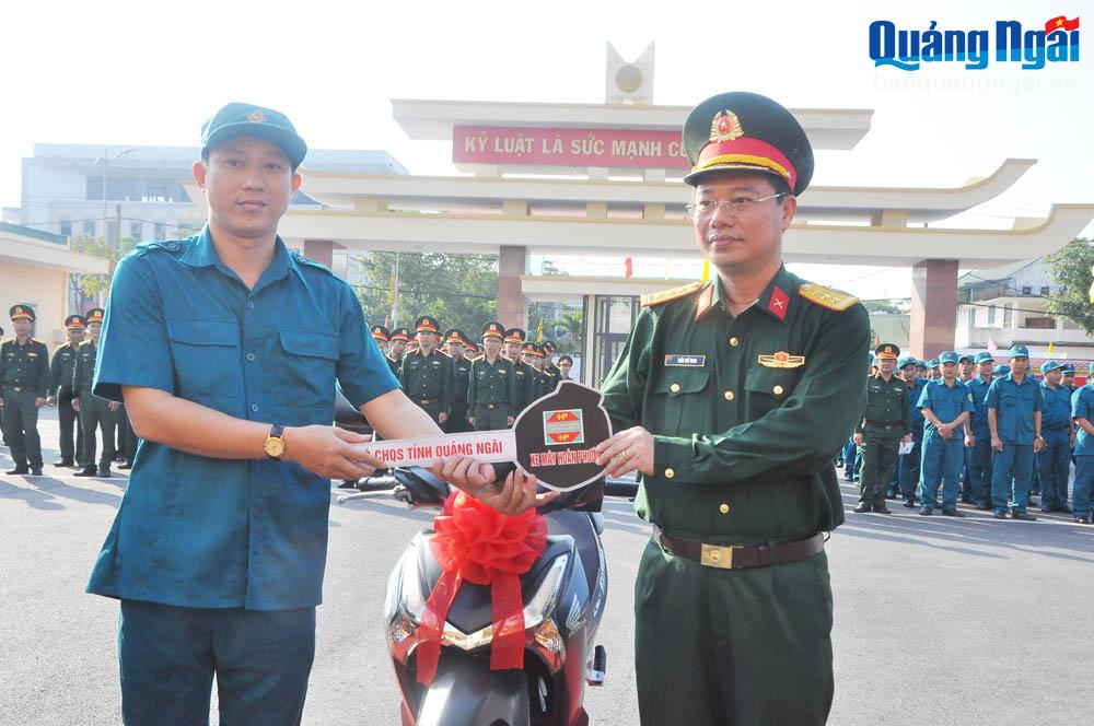 Thượng tá Trần Thế Phan - Chỉ huy trường Bộ CHQS tỉnh thực hiện nghi thức trao xe cho lực lượng dân quân thường trực.