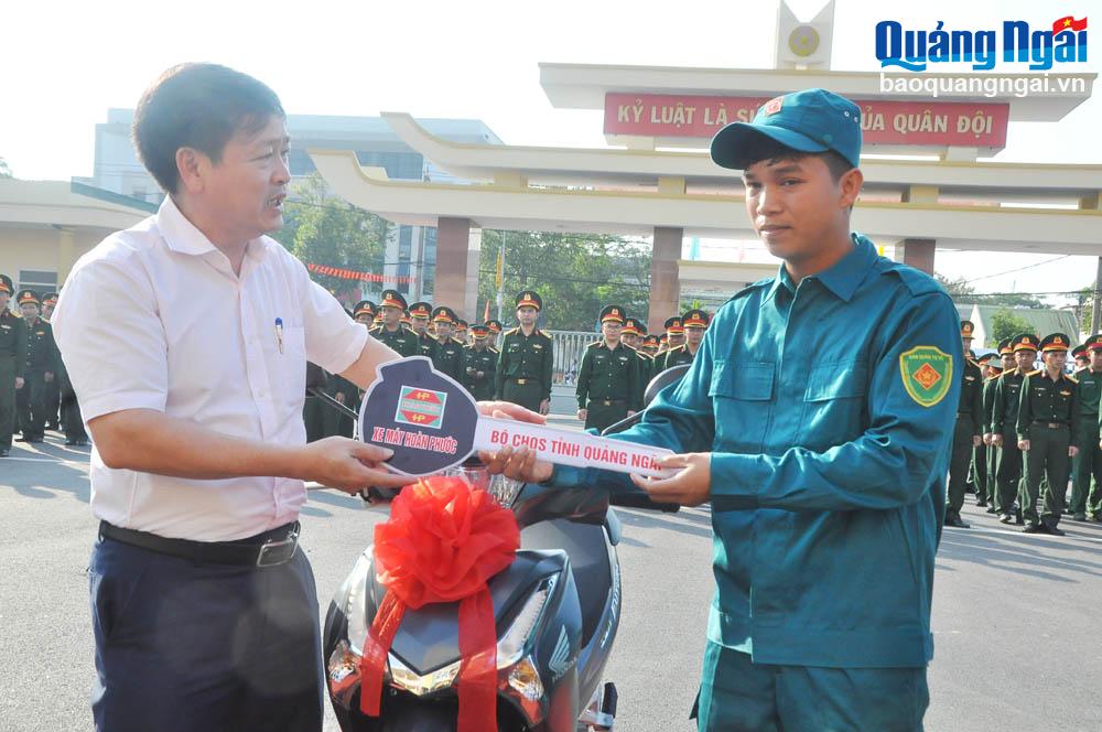 Phó Chủ tịch Thường trực HĐND tỉnh Nguyễn Cao Phúc thực hiện nghi thức trao xe cho dân quân thường trực.