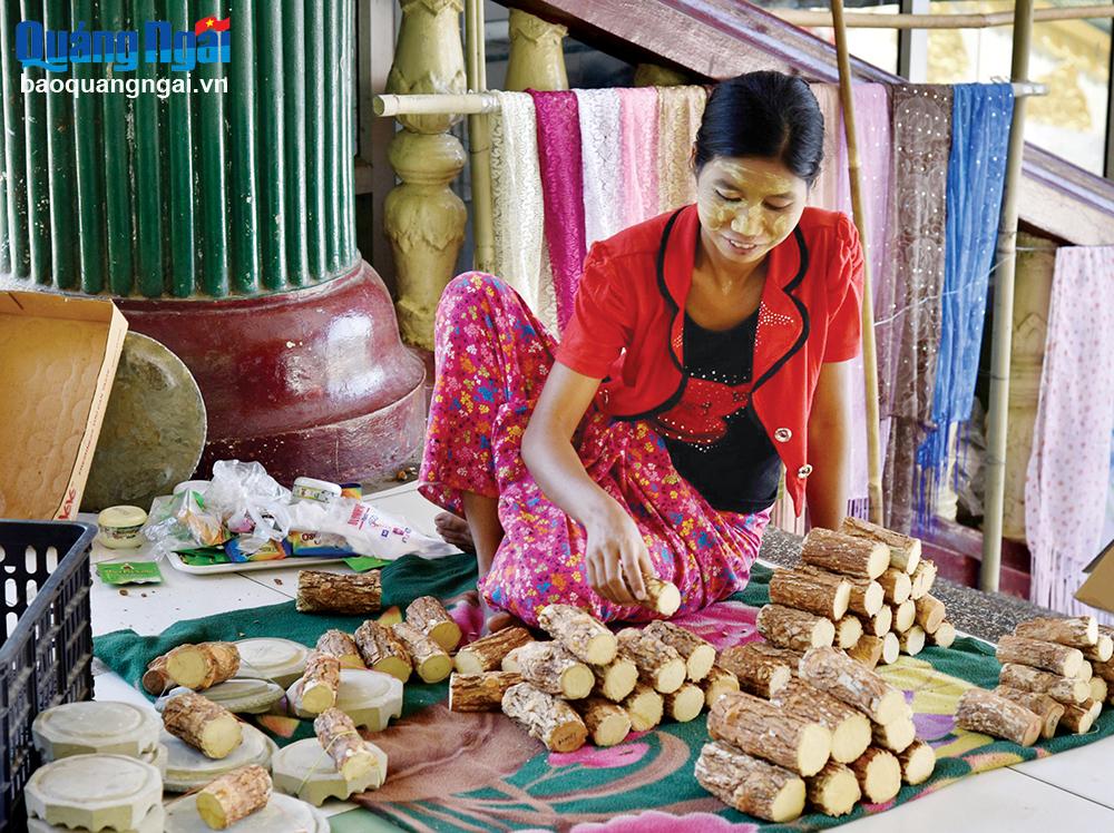 Thanakha và bàn mài được bày bán ở Myanmar.
