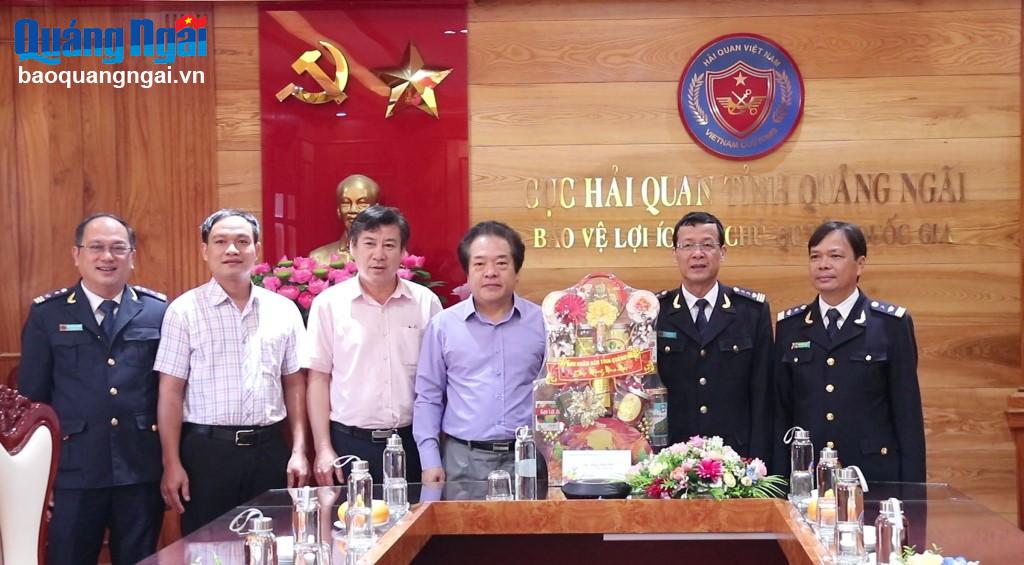 Phó Chủ tịch UBND tỉnh Võ Phiên thăm, chúc Tết Cục Hải quan tỉnh.
