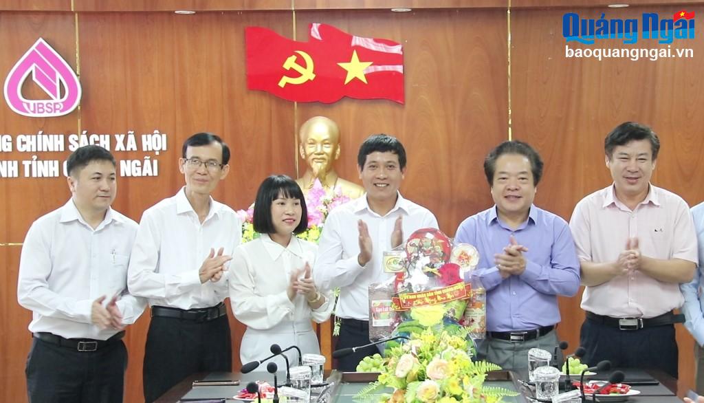 Phó Chủ tịch UBND tỉnh Võ Phiên thăm, chúc Tết Ngân hàng Chính sách xã hội tỉnh.