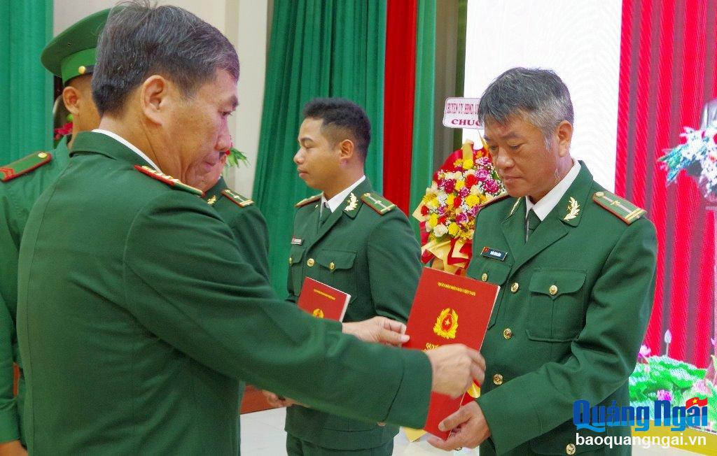 Bộ Chỉ huy Bộ đội Biên phòng tỉnh trao Quyết định điều động chức danh Tiểu đội trưởng.