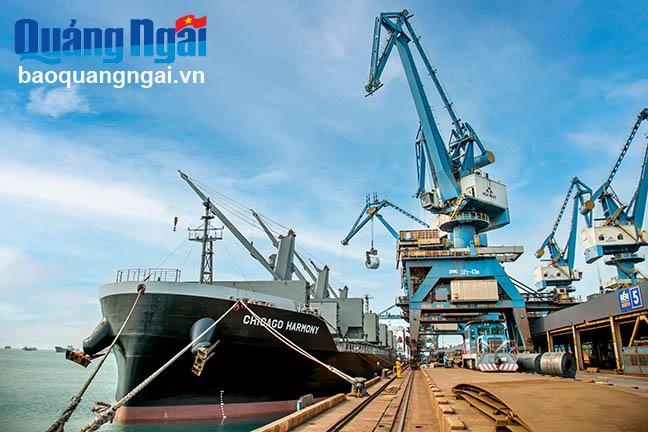 Xuất khẩu thép cuộn chất lượng cao tại Khu Liên hợp sản xuất Gang thép Hòa Phát Dung Quất.
ẢNH: PV