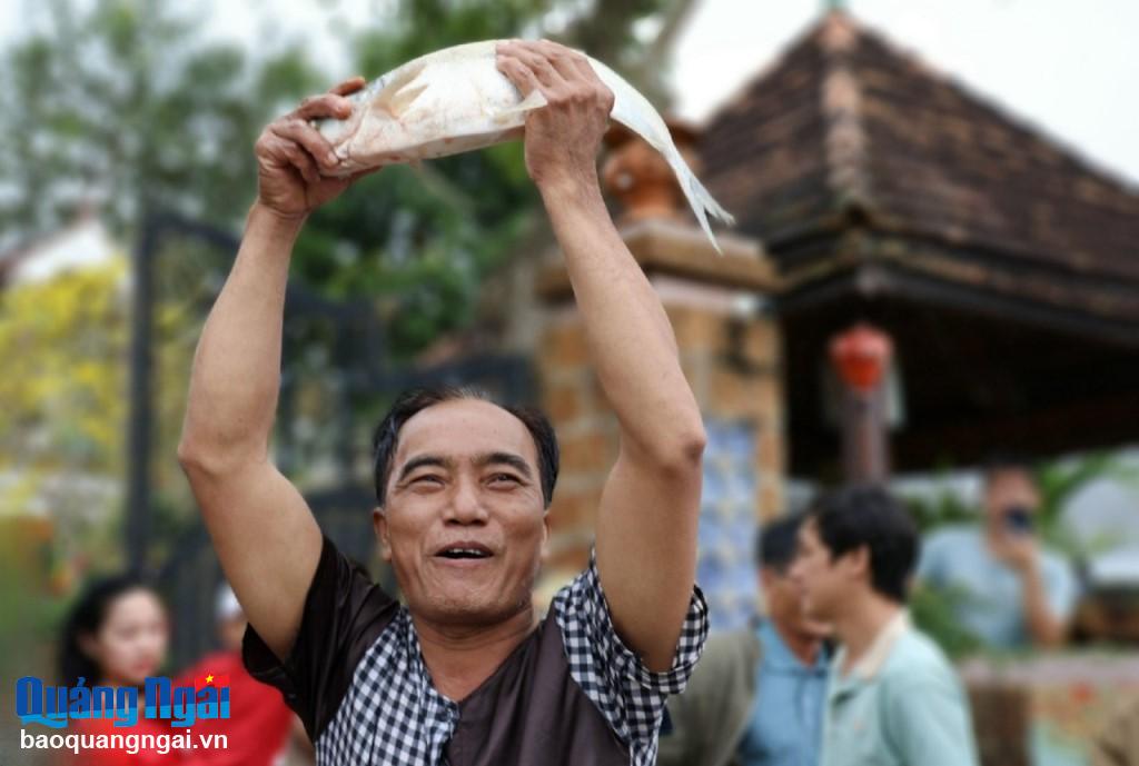 Nơm thủ Trần Thanh Tuấn đội thôn Phước Luông vui mừng vì đội giành giải thưởng con cá bắt được nặng nhất.