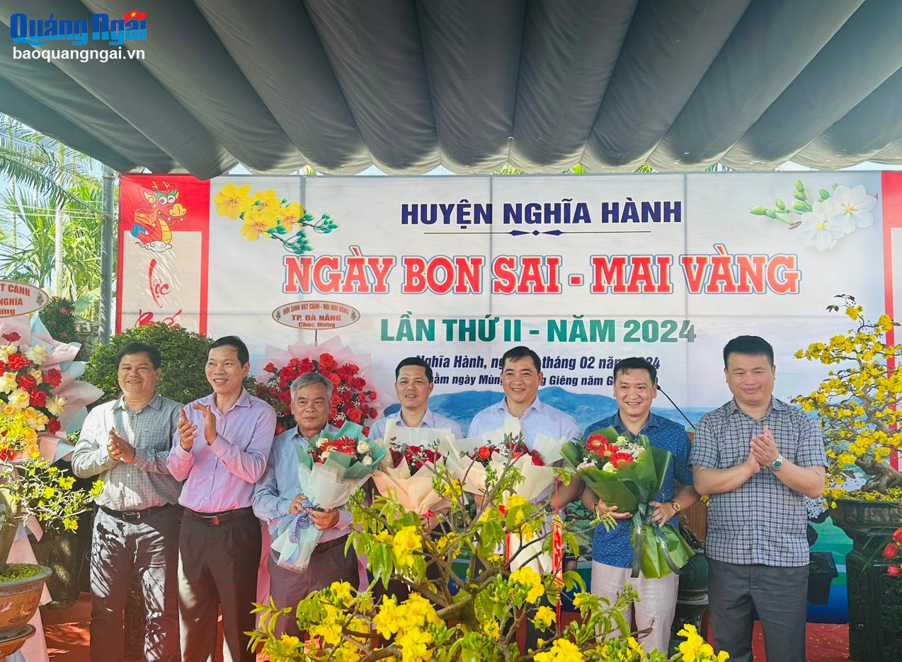 Lãnh đạo tỉnh tặng hoa chúc mừng các nhà vườn tiêu biểu trên địa bàn huyện Nghĩa Hành.